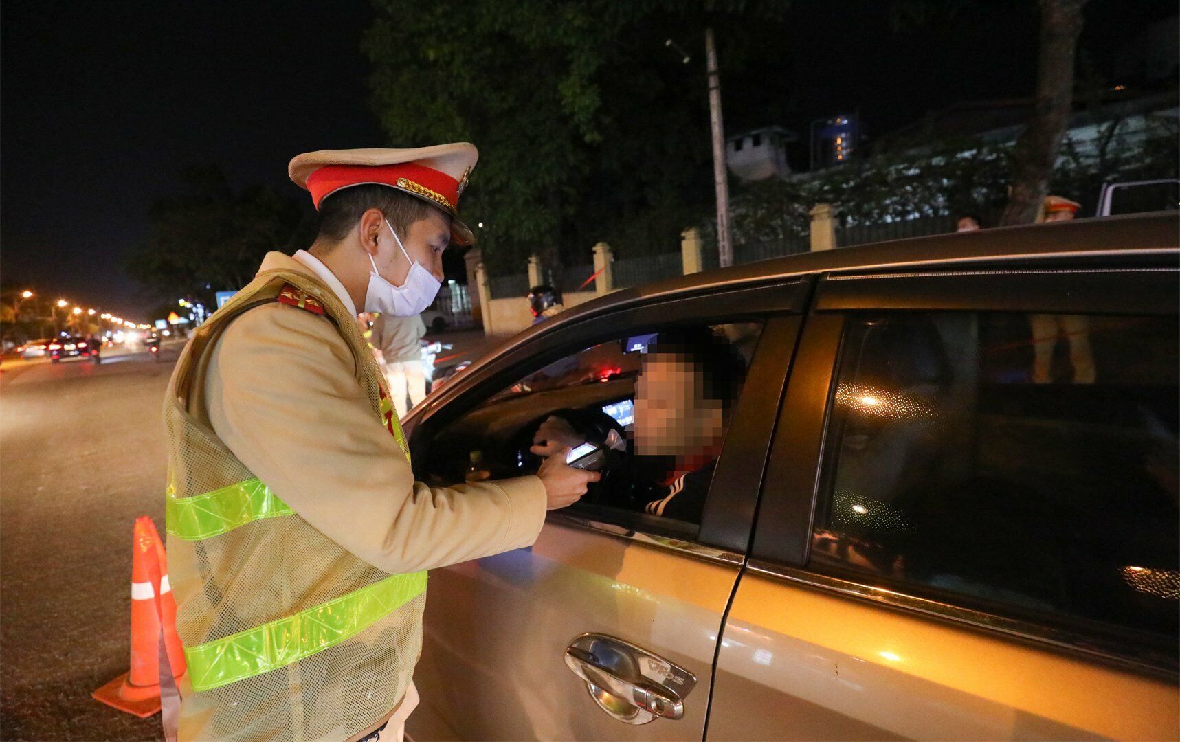 Cũng trong đêm 15/2, PV Báo Giao thông cũng ghi nhận, Tổ công tác đã kiểm tra gần 200 tài xế lái ô tô nhưng không phát hiện trường hợp nào vi phạm nồng độ cồn.