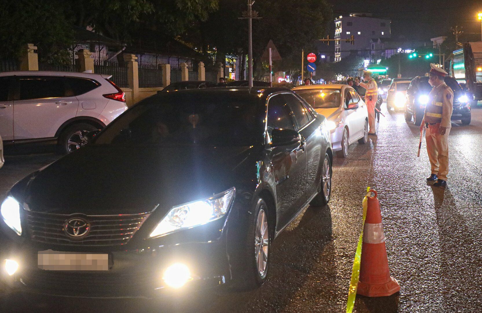 "Trước kia, kiểm tra vài chục xe đã phát hiện vi phạm thì thời điểm gần đây phải kiểm tra hàng trăm xe ô tô mới phát hiện lái xe vi phạm nồng độ cồn. Ý thức của người tham gia giao thông, nhất là người lái ô tô về chuyện rượu bia đã khác trước nhiều", Thiếu tá Ngô Tuấn Nam cho hay.