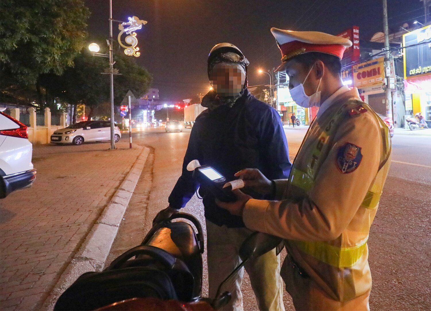 Cụ thể, khoảng 20h, Tổ công tác phát hiện tài xế T. điều khiển xe máy BKS 98K9-93.XX vi phạm nồng độ cồn ở mức 0,193 miligam/lít khí thở.