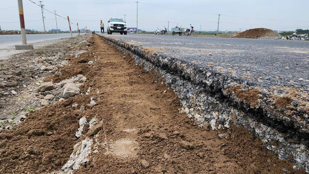 Kỹ sư Nguyễn Văn Thắng - Chỉ huy trưởng công trường ở phía Hà Nam (nhà thầu Xuân Trường) cho biết: Đến nay chúng tôi đã cơ bản làm xong phần nền, xong 50% móng mặt đường.