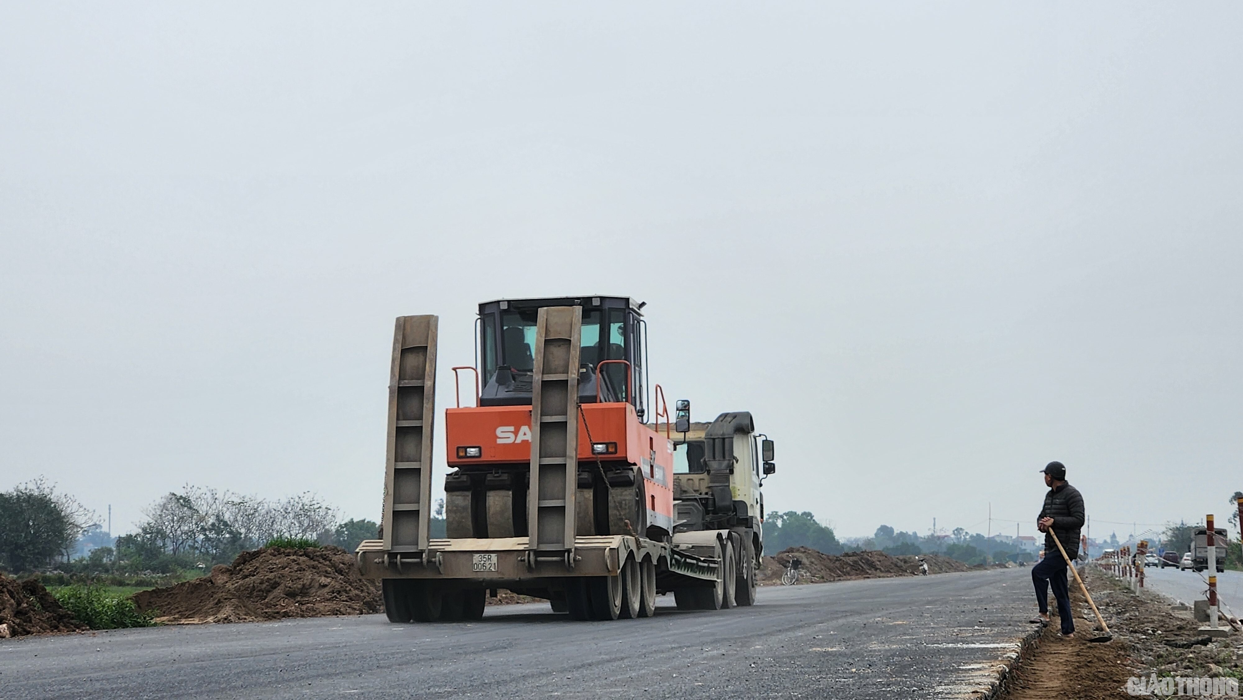 Thiết bị không ngừng được bổ sung, đưa tới công trường.