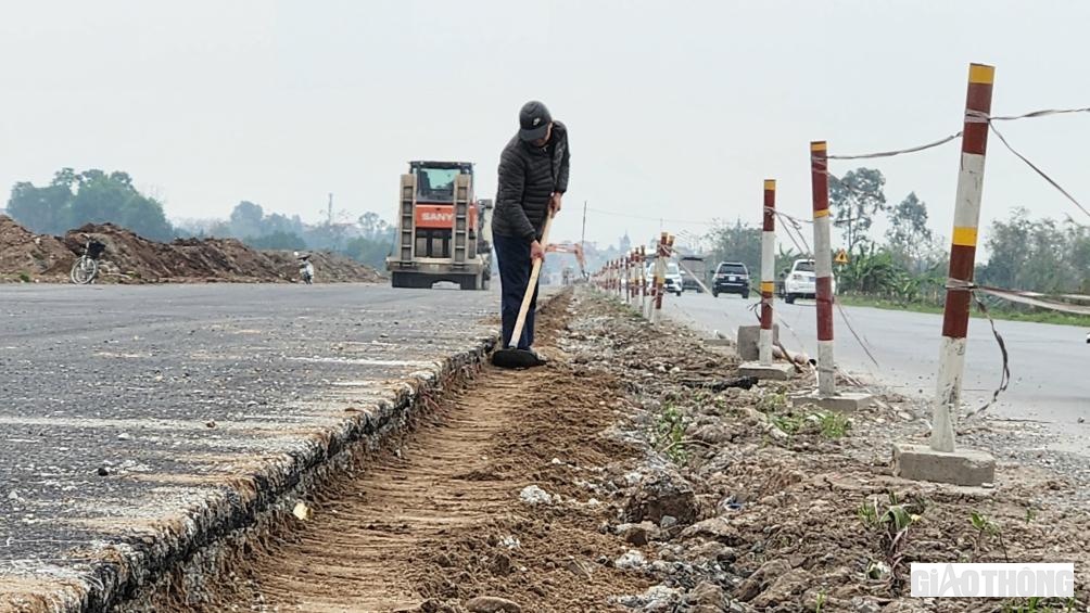 Ở những đoạn đã thảm xong bê tông nhựa lớp 1 phần mở rộng, đơn vị đang cho san gạt thi công dải phân cách giữa chuẩn bị cho thông đường tạm, để thi công bù vênh mặt đường cũ.