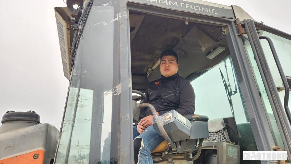 Lái xe lu Cao Văn Tuấn (SN 1997, trú thi trấn Ba Sao, Kim Bảng, Hà Nam) cho biết: Em bắt đầu trở lại công trường từ ngày mùng 5 Tết. Dù mưa liên tục đến hôm nay mới thảm bê tông nhựa được, nhưng anh em chưa lúc nào ngồi chơi. Không có việc này thì làm việc khác, như: bóc đất gia tải, làm khuôn định hình hay đổ bê tông cấu kiện dải phân cách...