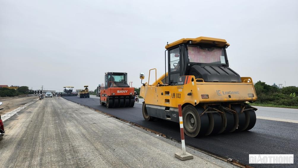 Trong giai đoạn này, nhà thầu bổ sung thêm 1 giàn thảm bê tông nhựa, một giàn thi công dải cấp phối đá dăm và hệ thống máy cào bóc, với hơn 20 kỹ sư, lái máy.