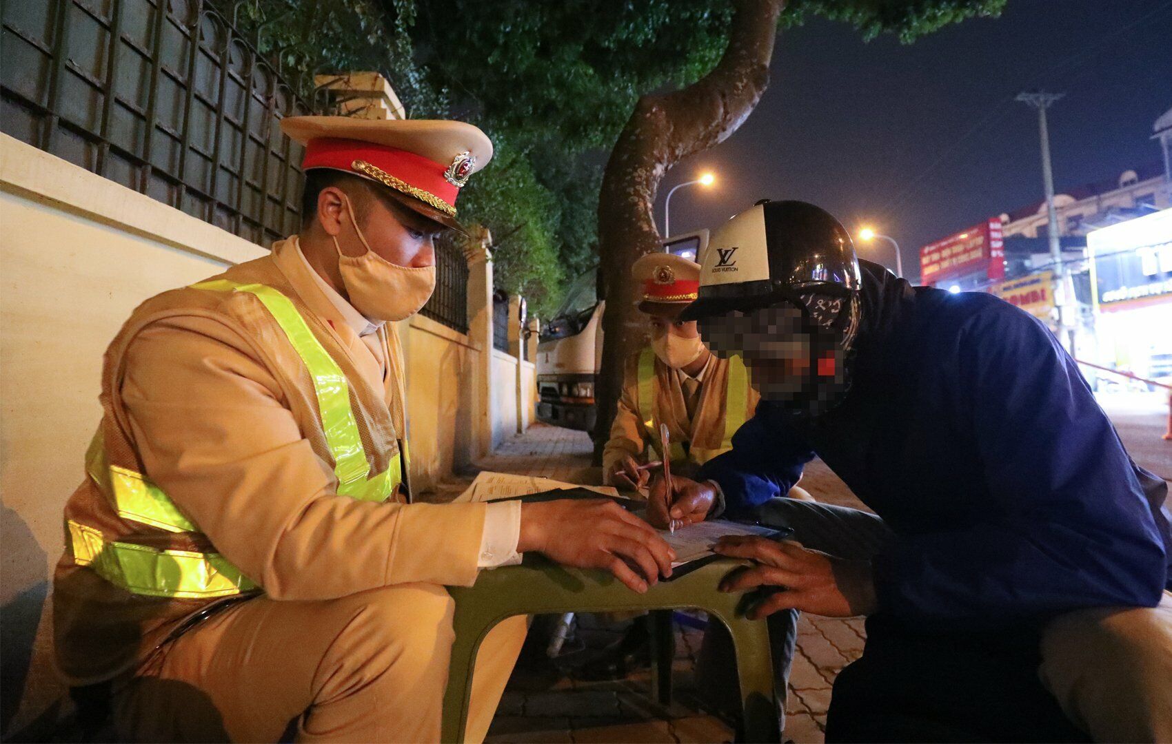 Khi CSGT thông báo kết quả vi phạm, anh T. phân trần: "Mình vừa uống mấy lon bia cùng với đồng nghiệp. Thấy tỉnh táo nên vẫn điều khiển xe máy về nhà".