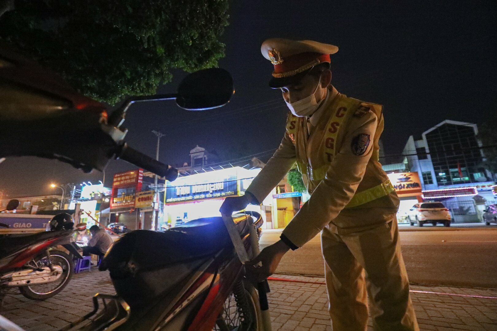 Với lỗi vi phạm này, anh T. sẽ bị phạt từ 2 - 3 triệu đồng và tước GPLX từ 10 - 12 tháng, tạm giữ phương tiện.