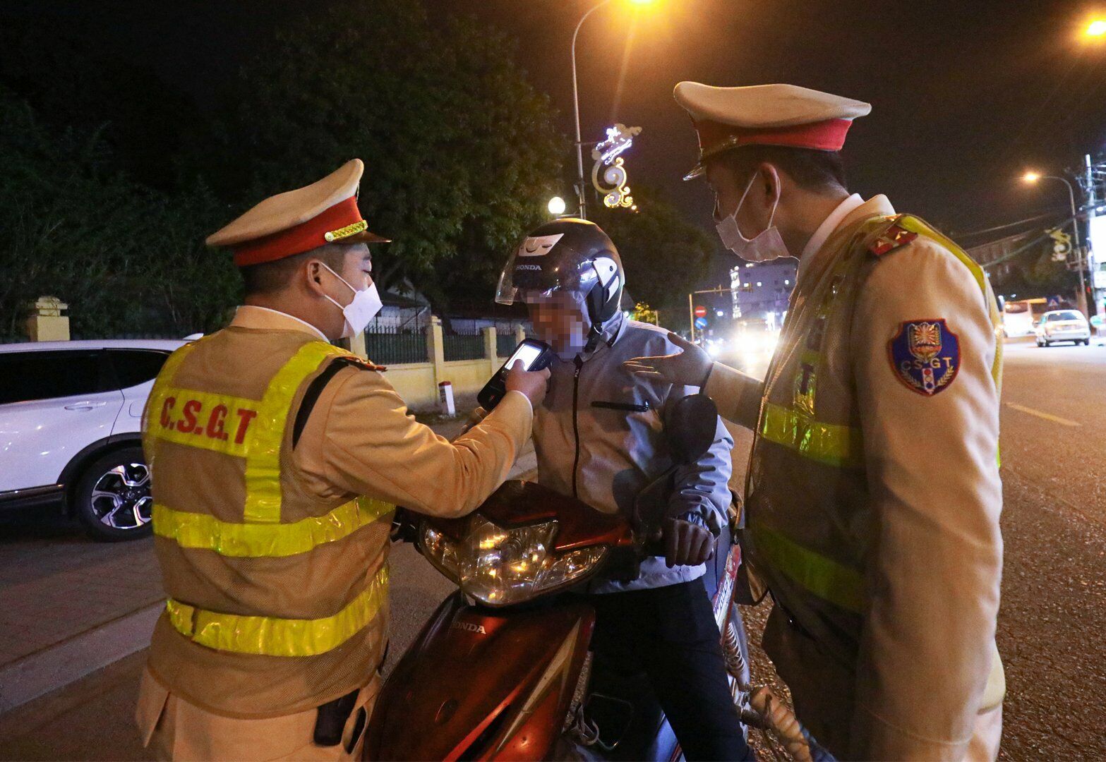 Khoảng 20h30’, Tổ công tác tiếp tục phát hiện tài xế T.C.D. điều khiển xe máy BKS 20X7-31XX vi phạm nồng độ cồn ở mức 0,426 miligam/lít khí thở (mức phạt vượt khung so với quy định xử phạt hiện hành).