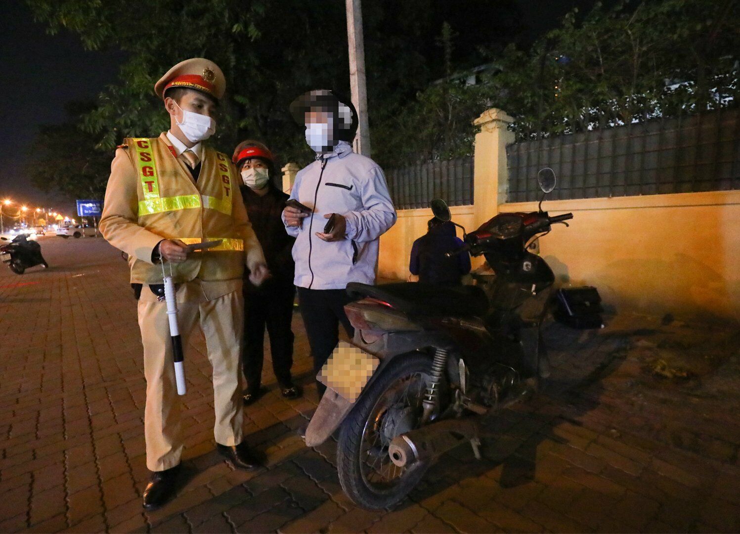 Khi Tổ công tác thông báo kết quả vi phạm, tài xế D. cho hay: "Tôi uống từ lúc trưa, tối nay có việc đưa người nhà ra sân bay, nghĩ rằng trong người mình không còn nồng độ cồn nữa nên mới đi xe máy. Tôi cảm thấy vẫn có thể đi xe tiếp".