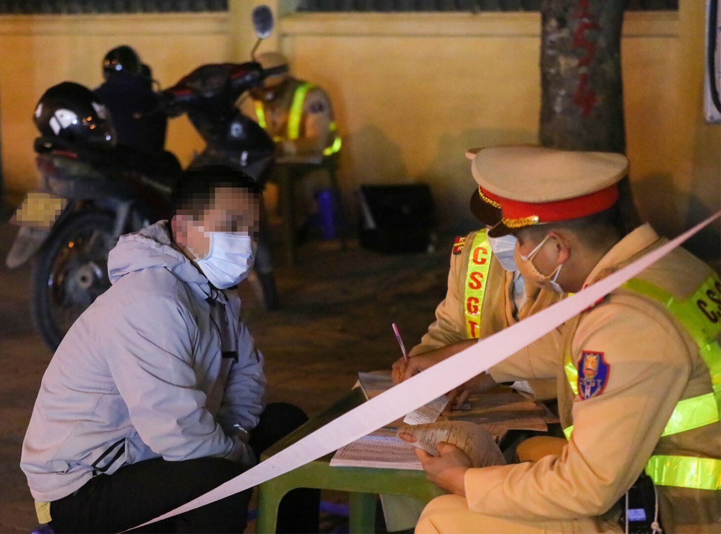 Tuy nhiên, PV Báo Giao thông đứng cạnh người này thì cảm nhận mùi rượu bia nồng nặc, dáng vẻ đi lại lảo đảo.