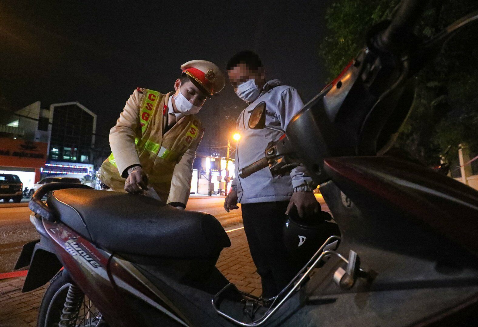 Với lỗi vi phạm này, tài xế D. sẽ bị phạt từ 7 - 8 triệu đông, tước GPLX từ 22 - 24 tháng và tạm giữ phương tiện.