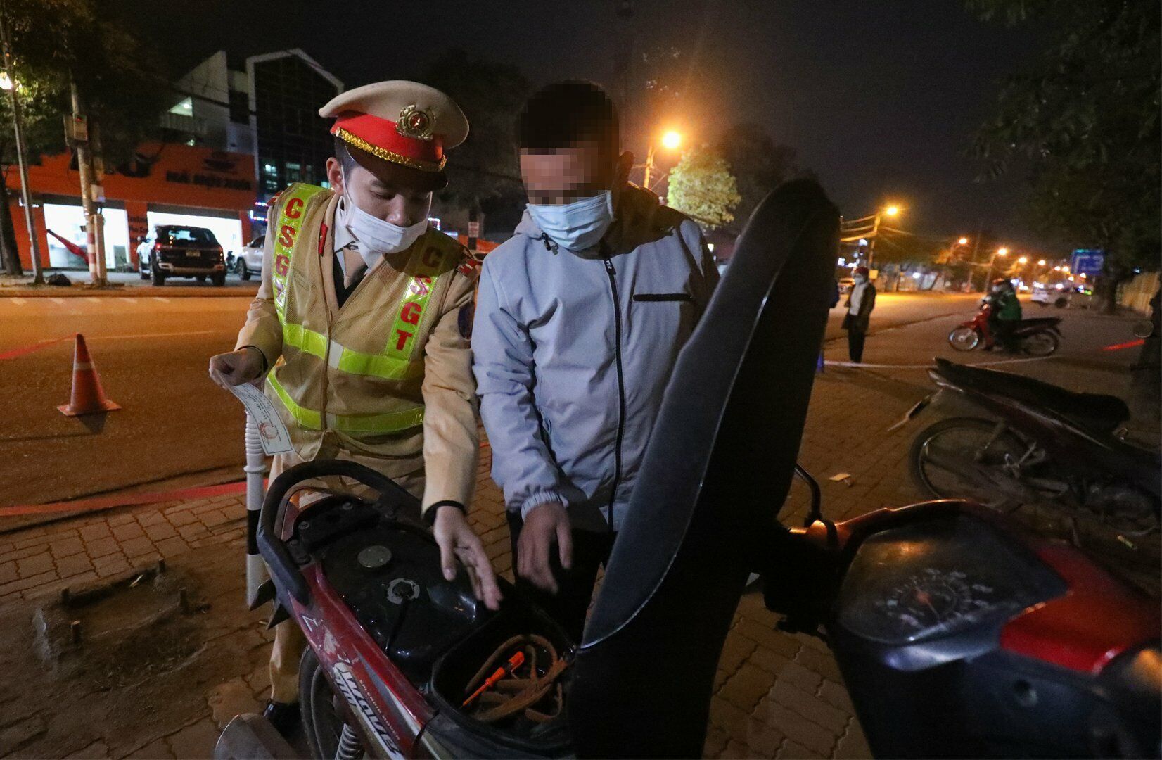 Sau khi biết thông tin mức tiền bị phạt và số thời gian tước GPLX, anh D. tỏ ra hối hận. "Từ nay tôi sẽ rút kinh nghiệm, đã uống rượu bia thì không lái xe. Mức phạt này hơn cả 1 tháng lương của tôi rồi", anh D. nói.