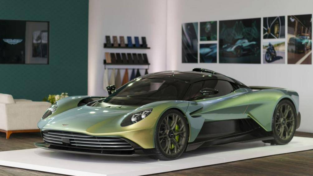 Mẫu siêu xe hybrid với động cơ đặt giữa độc đáo Aston Martin Valhalla hiện đang được trưng bày tại Aston Martin Singapore