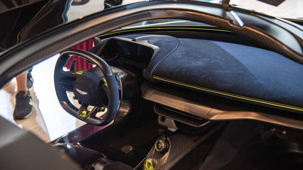 Xe được trang bị hệ thống Aston Martin HMI mới cải tiến có màn hình cảm ứng trung tâm và tích hợp Apple CarPlay và Android Auto