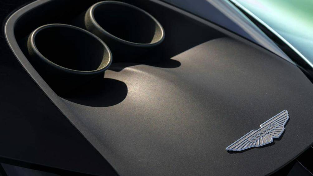 Khối động cơ V8 4.0L cho công suất độc lập 739 mã lực cùng 2 mô tơ điện (201 mã lực) đưa tổng công suất xe lên mức 937 mã lực, mô-men xoắn 1.000 Nm