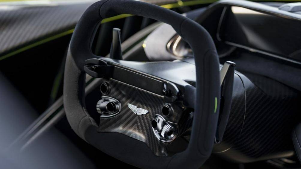 Không gian buồng lái đã được gia tăng kích thước so với Aston Martin Valkyrie, mặc dù vẫn còn nhiều dấu ấn lấy cảm hứng từ xe đua F1