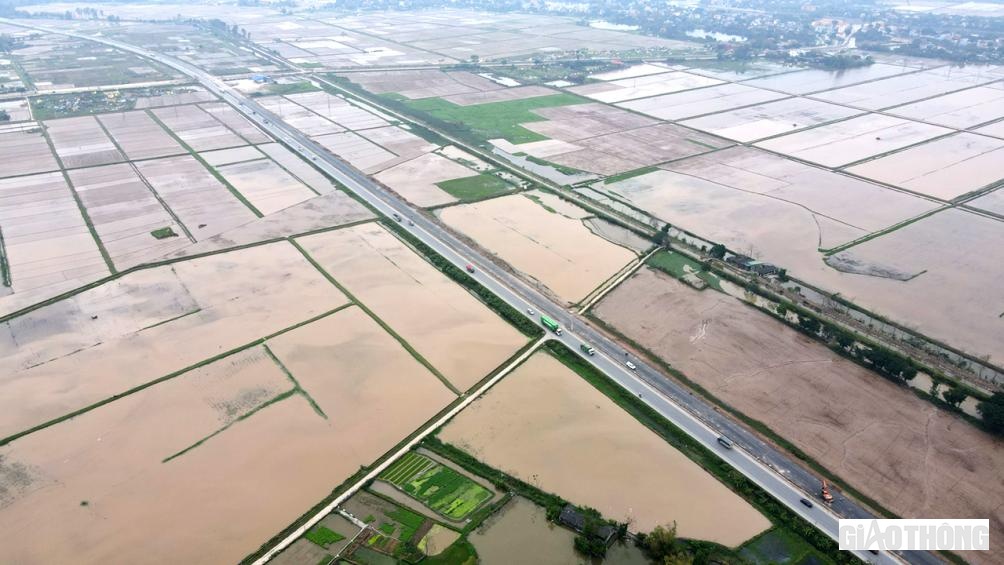 Nhìn từ trên, cao tuyến đường nối 2 cao tốc như 1 dải lụa cắt qua những cánh đồng rộng lớn.