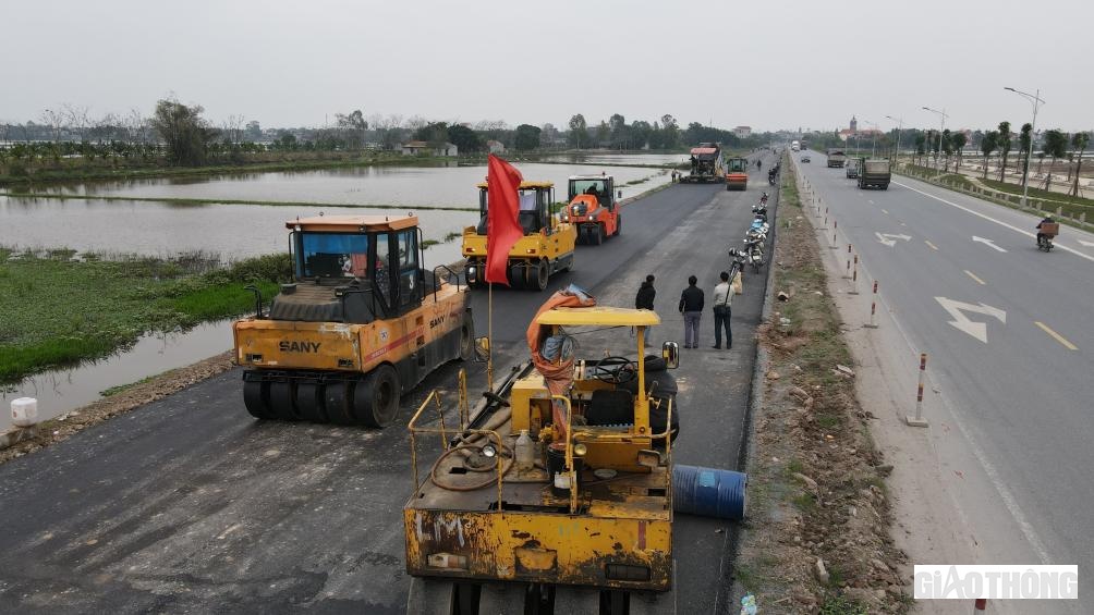 Ngay những ngày đầu tiên của năm mới Quý Mão 2023, hàng trăm các kỹ sư công nhân thi công dự án đường nối 2 cao tốc Hà Nội - Hải Phòng với Pháp Vân - Cầu Giẽ (qua địa bàn 2 tỉnh Hưng Yên và Hà Nam) đã khẩn trương bắt tay ngay vào công việc