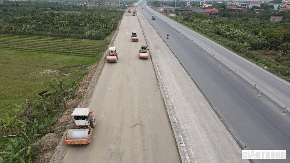 Dọc con đường dài gần 40km qua 2 tỉnh, đâu đâu cũng bắt gặp không khí thi đua lao động một cách hăng say, với quết tâm rút ngắn hơn nữa về tiến độ của nhà thầu.
