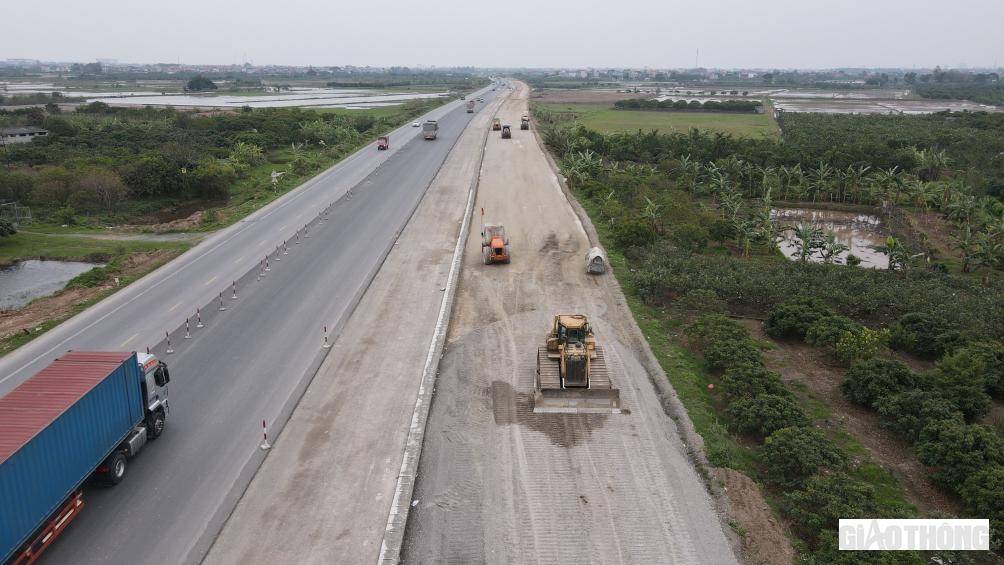 Ở phía Hưng Yên, kỹ sư Nguyễn Văn Công - Chỉ huy trưởng Dự án phía Hưng Yên (thuộc Doanh nghiệp Tư nhân Xuân Trường) cho biết: Ngày 31/12, chúng tôi đã cho thông xe tuyến chính đường nối 2 cao tốc để người dân đi lại. Hiện tại chỉ duy trì 2 mũi thảm bê tông nhựa và mũi làm hệ thống an toàn giao thông. Phấn đấu 30/3 sẽ hoàn thiện tuyến chính. Còn dự án đường gom sẽ hoàn thành trước tháng 12/2023.