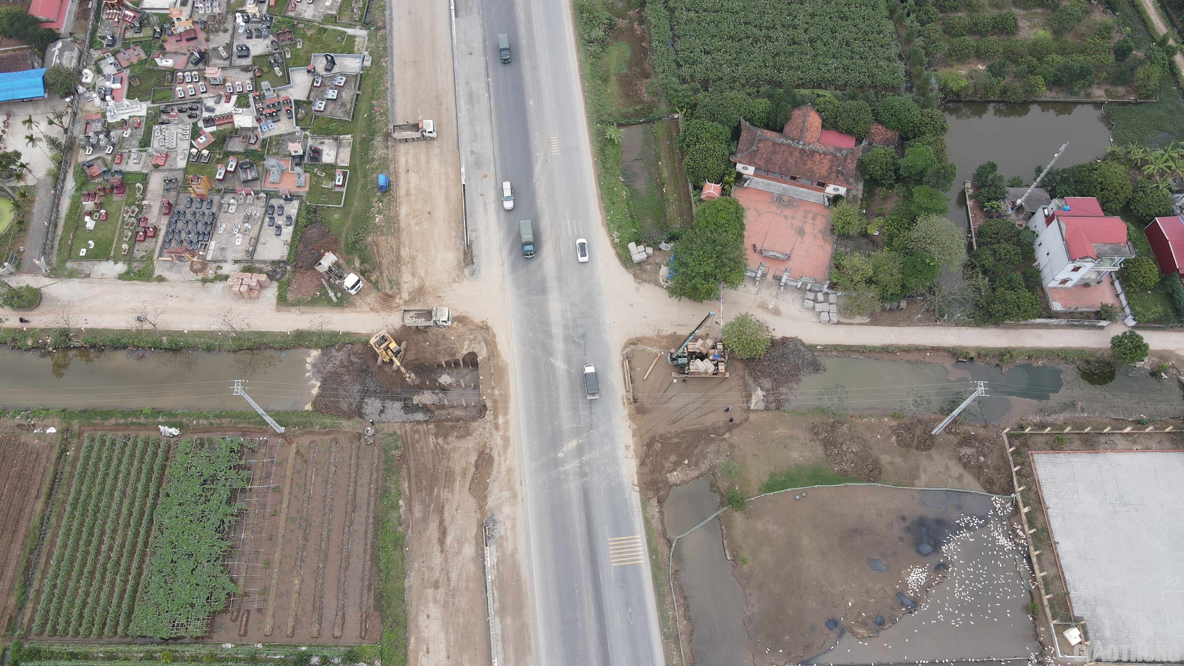 Khó khăn hiện nay đối với nhà thầu là còn vướng mặt bằng ở 3 vị trí phía Hà Nam; mặt bằng 2 nút giao cầu vượt 384, ĐH72 ở phía Hưng Yên. Hiện phía chủ đầu tư đang phối hợp với các địa phương để cố gắng bàn giao trong quý I năm nay.