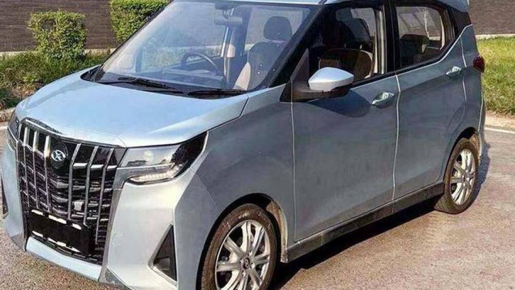 Mẫu ô tô điện này sở hữu cụm đèn hậu nằm ngang, thêm vào đó là đèn phản quang nằm dọc ở hai góc cản sau và cánh gió mui tích hợp đèn phanh trên cao