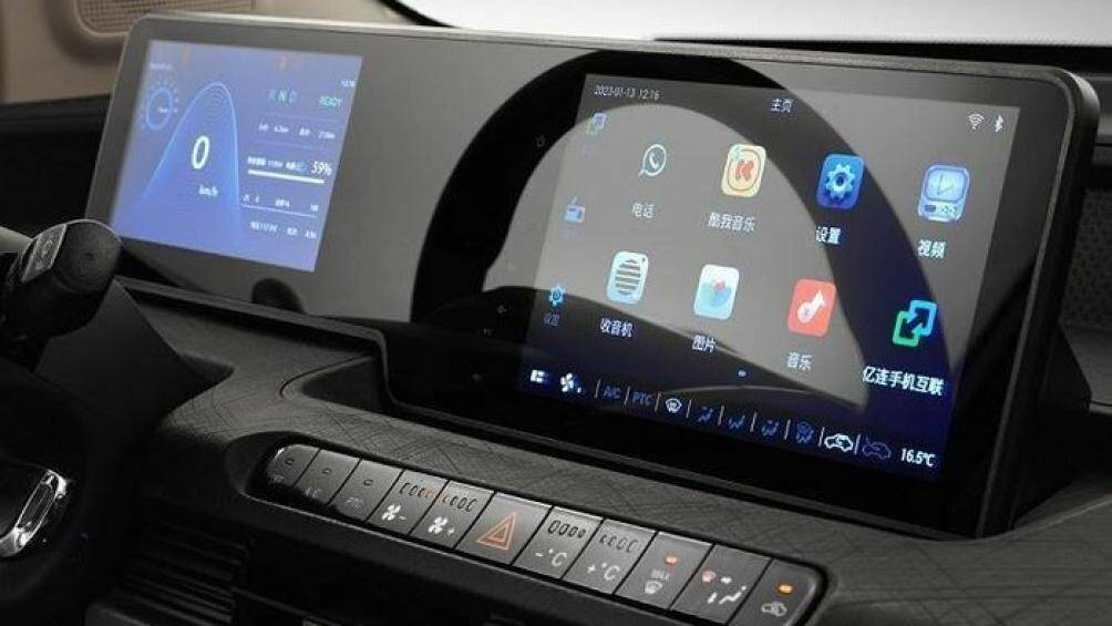 Bên trong xe là màn hình đặt nổi trên mặt táp-lô, kết hợp giữa bảng đồng hồ kỹ thuật số và màn hình cảm ứng trung tâm
