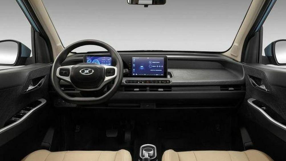 Xe còn được trang bị vô lăng 2 chấu, vát đáy, tích hợp một vài phím chức năng, núm xoay chuyển số và phanh tay chỉnh cơ nằm giữa 2 ghế trước