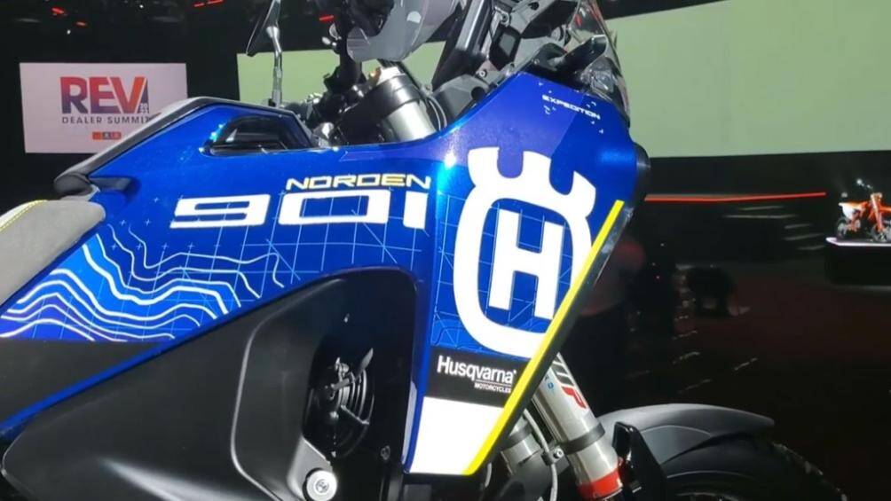 Phiên bản này có màu sơn chủ đạo là xanh lam kèm với đó là các logo lớn màu trắng ở các bên và các chi tiết bản đồ rất độc đáo