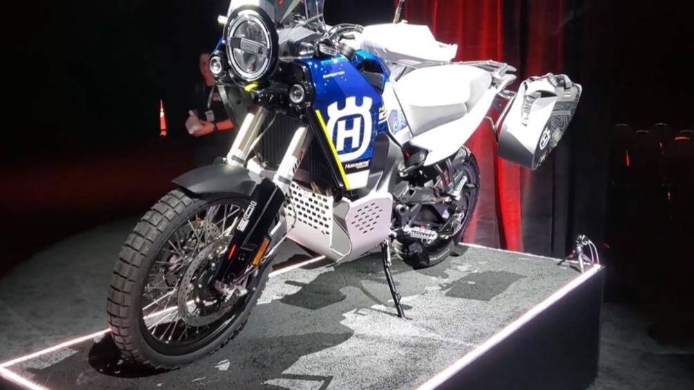 Husqvarna Norden 901 Expedition sở hữu kiểu dáng lớn và hầm hố hơn nhiều so với bản thường, được nâng cấp và tinh chỉnh lại một số trang bị