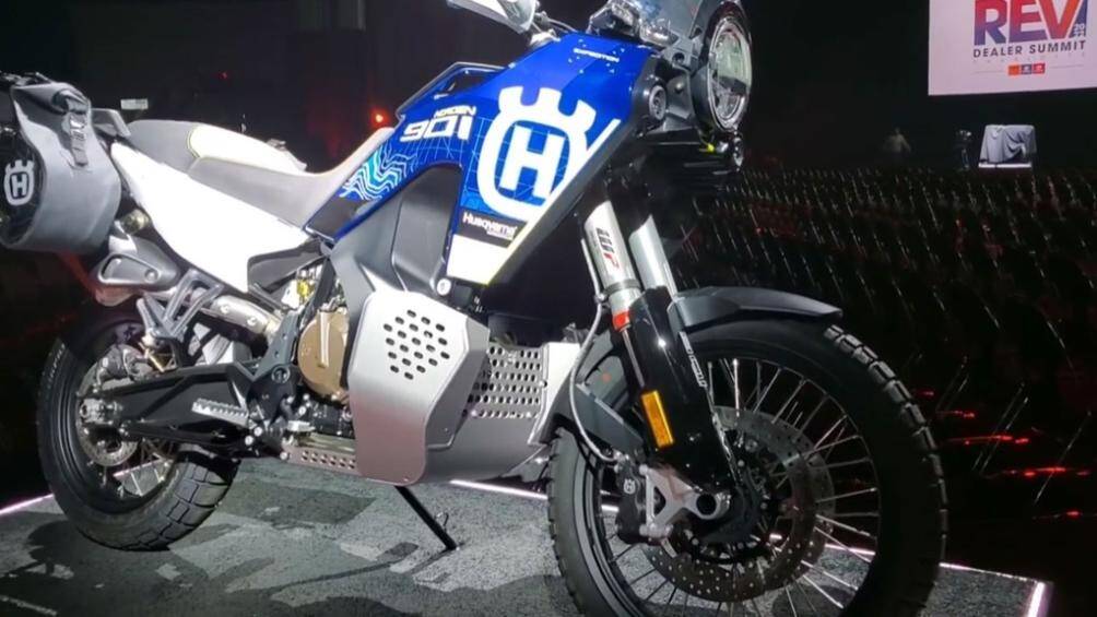 Điểm khác biệt gây chú ý nhất của chiếc xe đó là sự hiện diện của tấm ốp nhôm bảo vệ động cơ được thiết kế to bản và chắc chắn hơn bản thường