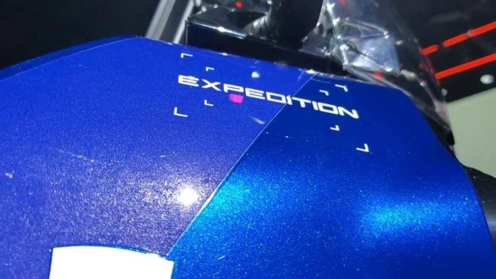 Ngoài ra, dung tích bình xăng cũng được tăng lên, tay nắm có thêm sưởi, kính chắn gió lớn hơn, chân chống giữa, hỗ trợ thiết bị GPS độc lập