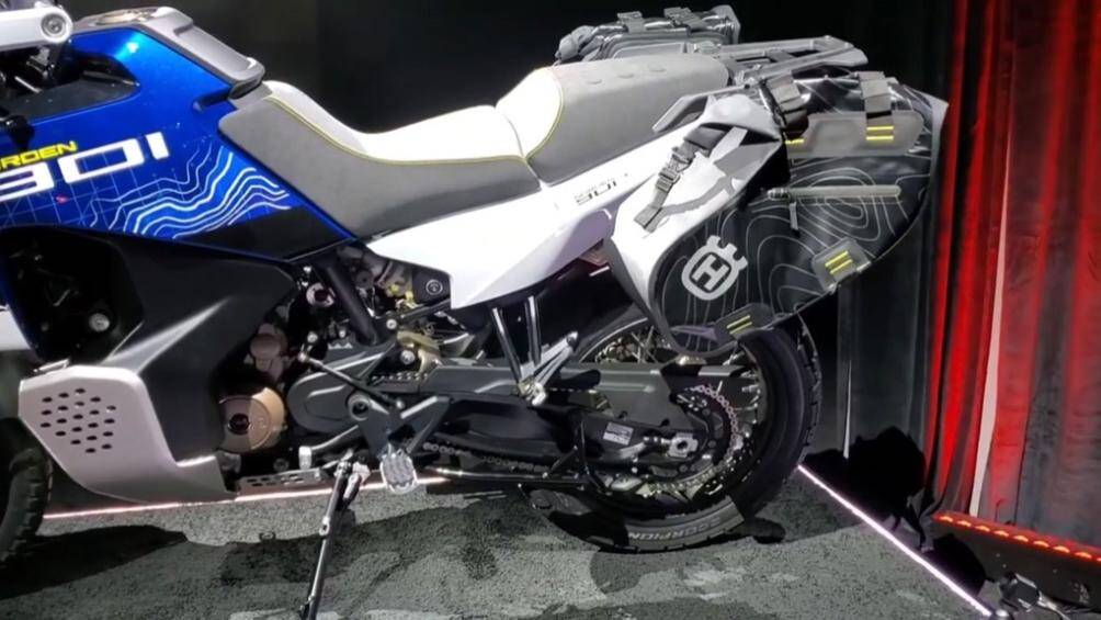 Xe sở hữu khối động cơ hai xi-lanh thẳng hàng với 889cc, khối động cơ này cho ra công suất 105 mã lực và mô-men xoắn đạt 100 Nm