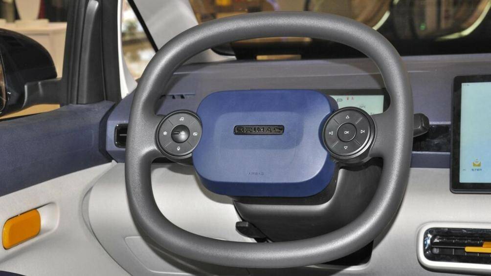 Vô lăng hình chữ nhật với thiết kế 2 chấu khá lạ mắt. Bảng đồng hồ kỹ thuật số và màn hình cảm ứng trung tâm cỡ lớn, đặt nổi trên mặt táp-lô