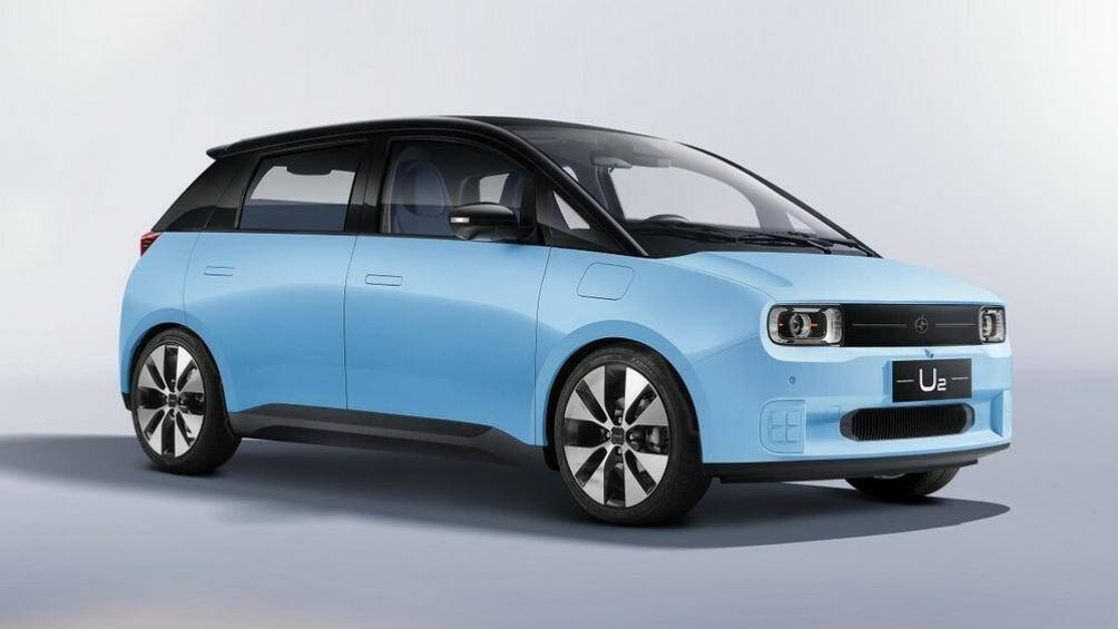 Bên sườn, Jiangnan U2 sở hữu thiết kế khá mượt mà nhờ tay nắm cửa nằm chìm vào thân xe