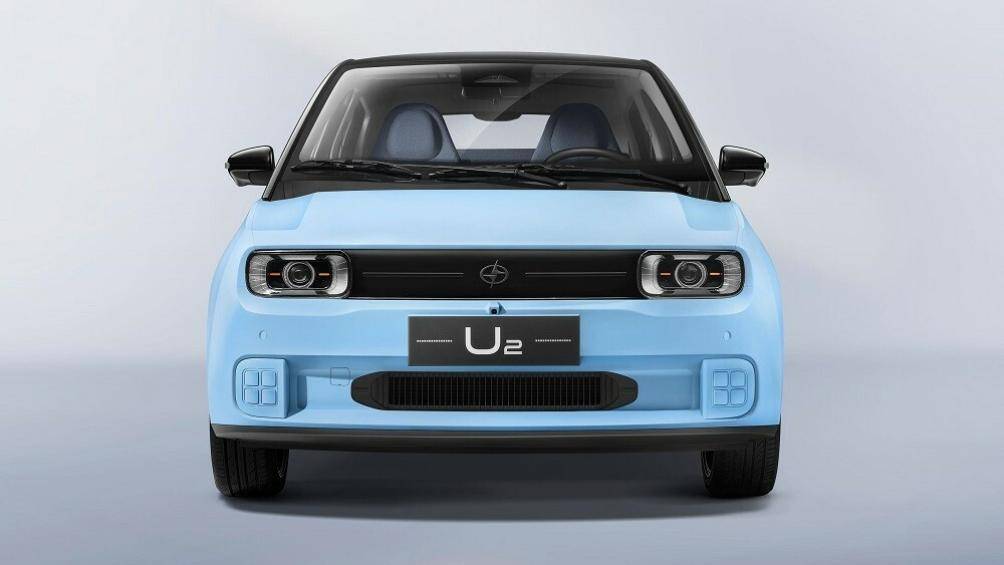 Đầu xe của Jiangnan U2 được thiết kế khá vuông vức và thẳng đứng. Tại đây, xe sở hữu đèn pha hình chữ nhật với ốp màu đen bóng ở giữa
