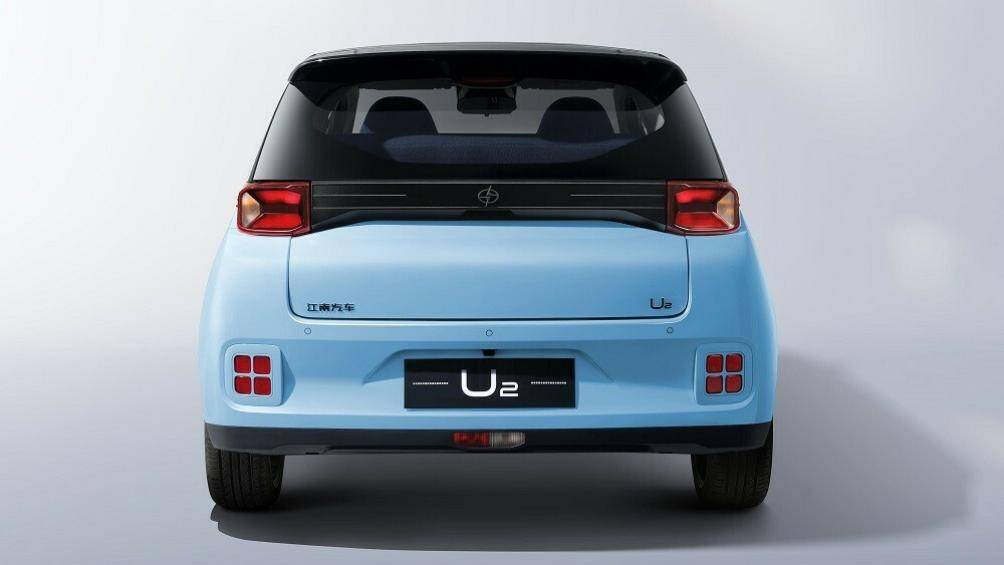 Ngoài ra, xe còn có nóc và các cột sơn màu đen, mang đến bộ cánh phối 2 màu khá thời trang