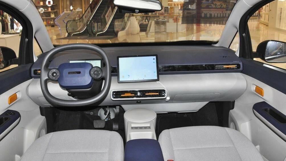 Bên trong Jiangnan U2 là không gian nội thất 4 chỗ ngồi với ghế bọc nỉ, phối 2 màu trẻ trung