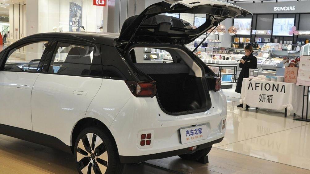 Ở phía sau, Jiangnan U2 được trang bị đèn hậu có thiết kế khá giống với đèn pha. Ở giữa 2 đèn hậu cũng có nẹp màu đen bóng như trên đầu xe