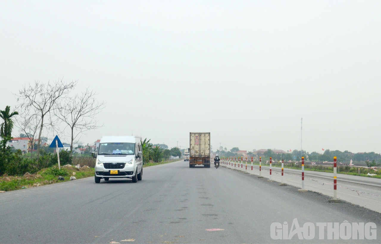 Nhờ việc nhà thầu nỗ lực xong sớm phần thảm lớp 1 mà nền đường được mở rộng, giảm đáng kể tình trạng ùn tắc trên tuyến.