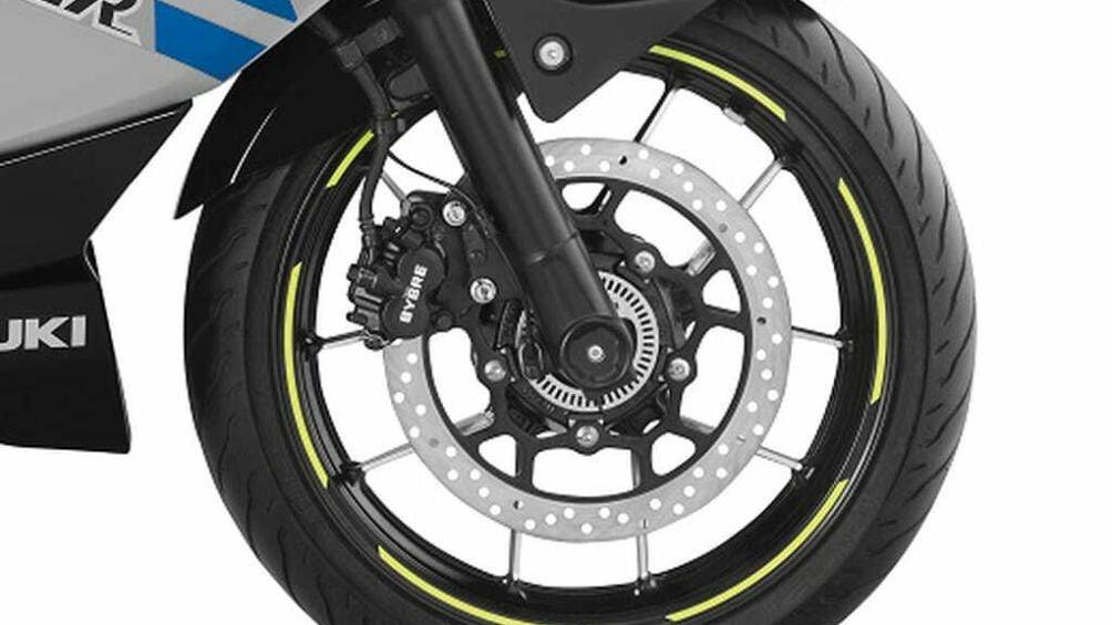 Tại Ấn Độ, Suzuki Gixxer SF 250 2023 được bán với giá 195.000 Rupee (55,6 triệu đồng) và Suzuki Gixxer 250 2023 có giá 202.500 Rupee (57,7 triệu đồng)