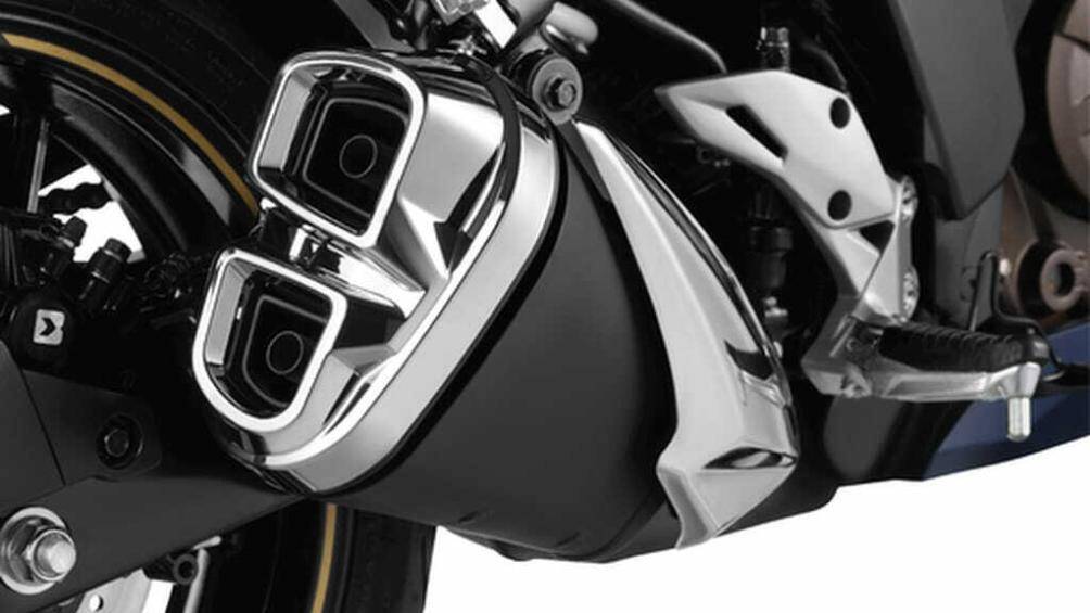 Xe cũng được trang bị ống xả đôi mạnh mẽ, cùng với đó là phanh đĩa trước sau và hệ thống ABS kênh đôi