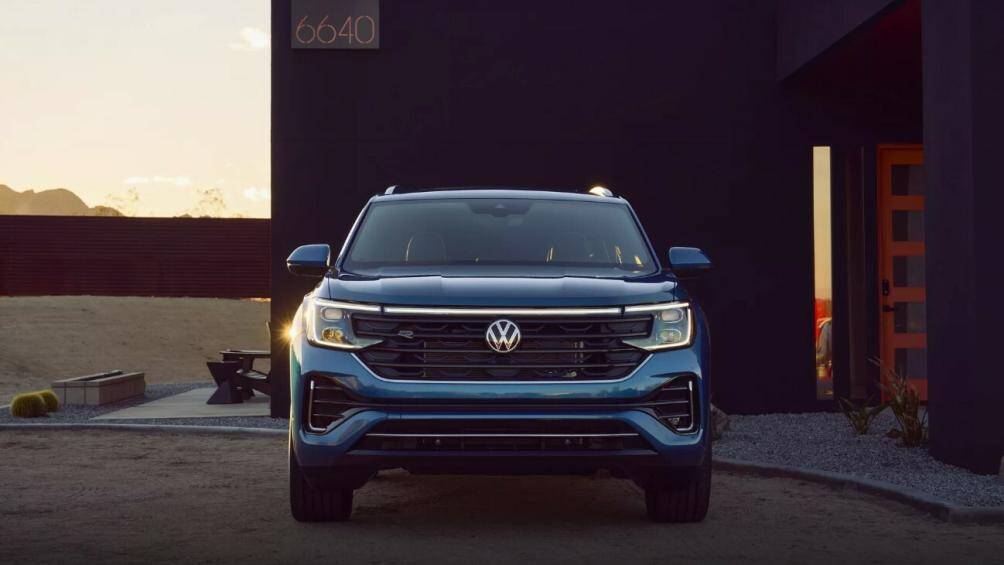 Ở thế hệ mới, Volkswagen Atlas 2024 được bổ sung đèn pha LED lớn hơn, bao quanh lưới tản nhiệt hình thang ngược khá rộng