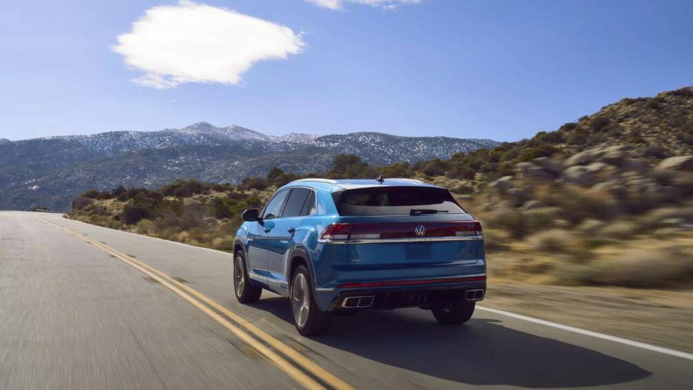 Ở phía sau, cụm đèn hậu được kết nối với nhau phía trên thanh chrome. Tất cả các phiên bản, trừ bản tiêu chuẩn đều có thanh đèn LED và logo được chiếu sáng