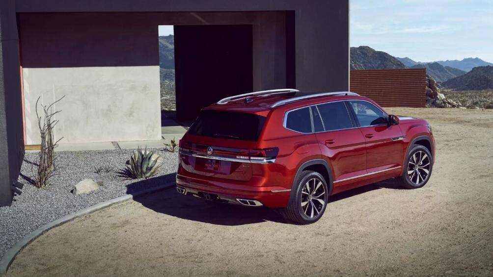 Bên cạnh đó, hai bên thân xe Atlas 2024 vẫn giữ nguyên thiết kế như bản tiền nhiệm, ngoại trừ các thiết kế mâm xe mới có kích thước từ 18 đến 21 inch