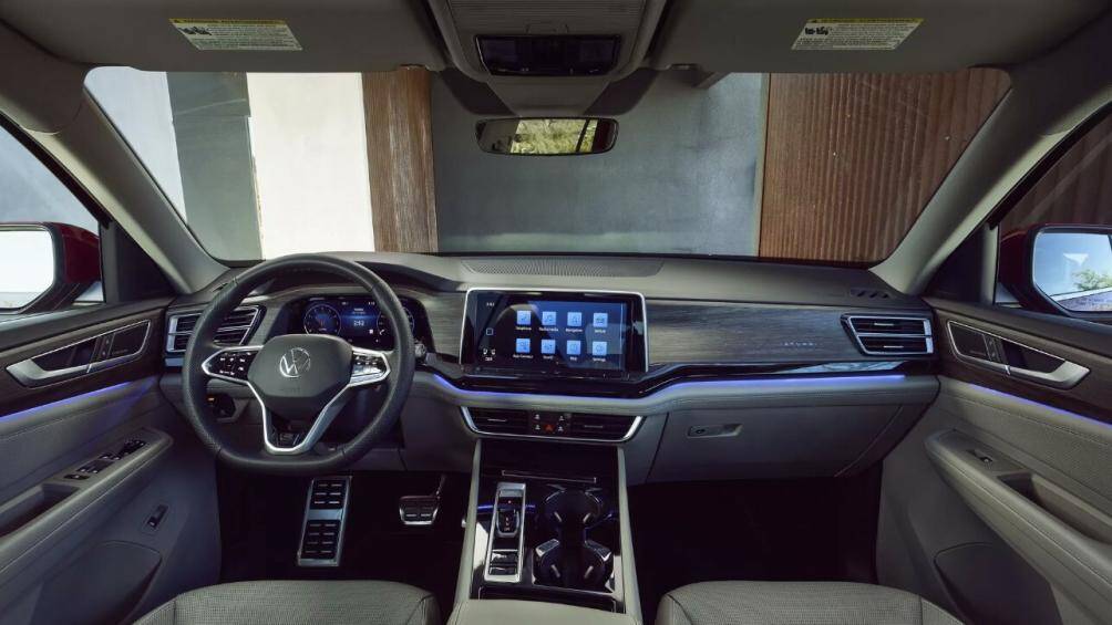 Bên trong, mặt táp-lô và cụm điều khiển trung tâm được bọc giả da cao cấp hơn thay vì nhựa cứng. Chất liệu này cũng xuất hiện trên tapi cửa trước/sau