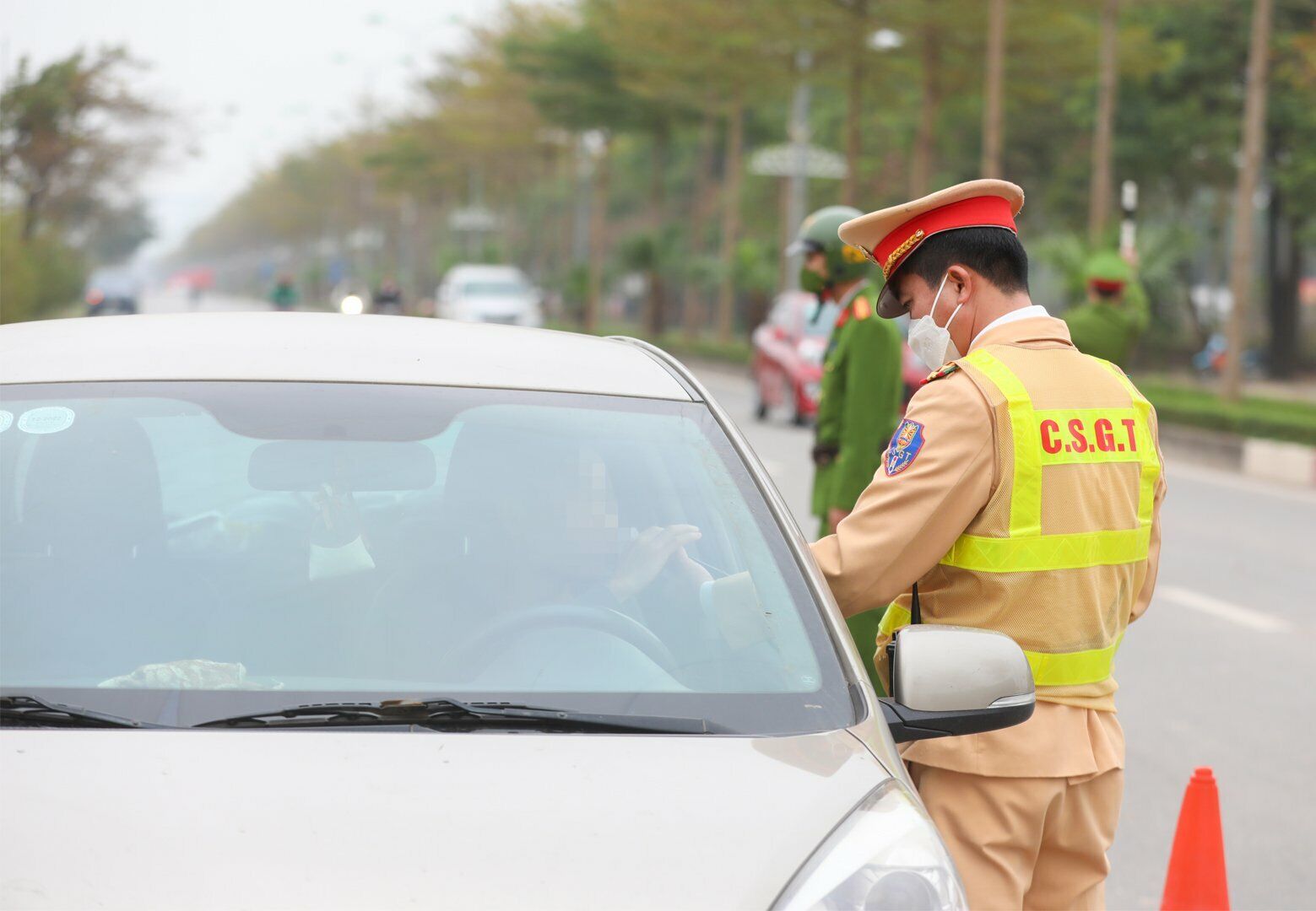 "Đặc biệt, những lái xe ô tô sợ mức phạt cao và bị tước GPLX dài hạn, nên họ đã nghiêm chỉnh chấp hành quy định. Nhiều lái xe ô tô cho biết, đã rút kinh nghiệm từ những vụ TNGT liên quan đến rượu bia được báo chí đăng tải nên chính họ cũng đã có ý thức đã uống rượu bia thì không lái xe", chỉ huy Đội CSGT - trật tự, Công an quận Bắc Từ Liêm cho hay.