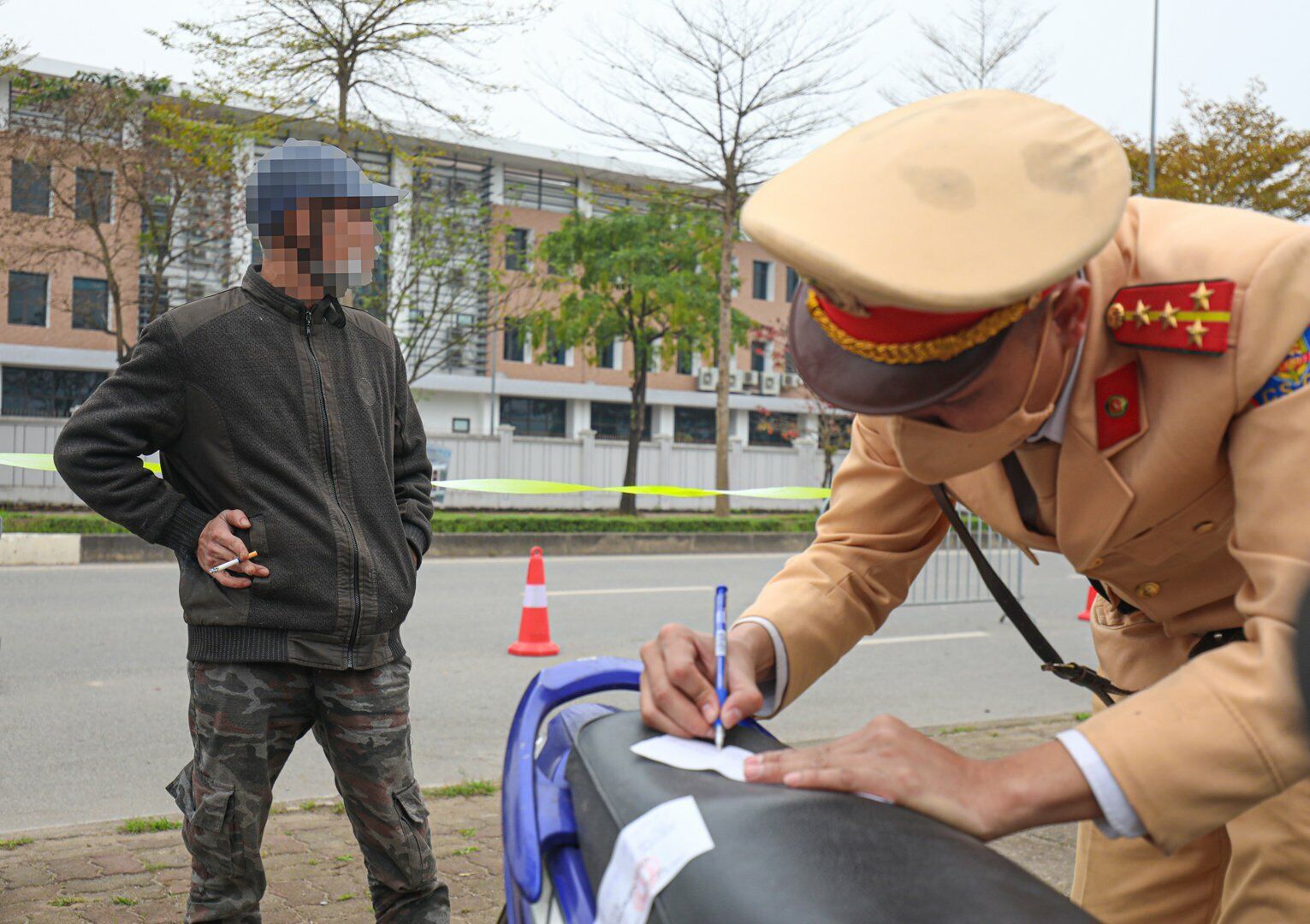 Chỉ sau 10 phút kiểm tra, Tổ công tác đã phát hiện tài xế N.V.H. điều khiển xe máy BKS 29T1-04.XX vi phạm nồng độ cồn ở mức 0,517miligam/lít khí thở (vượt kịch khung quy định hiện hành).