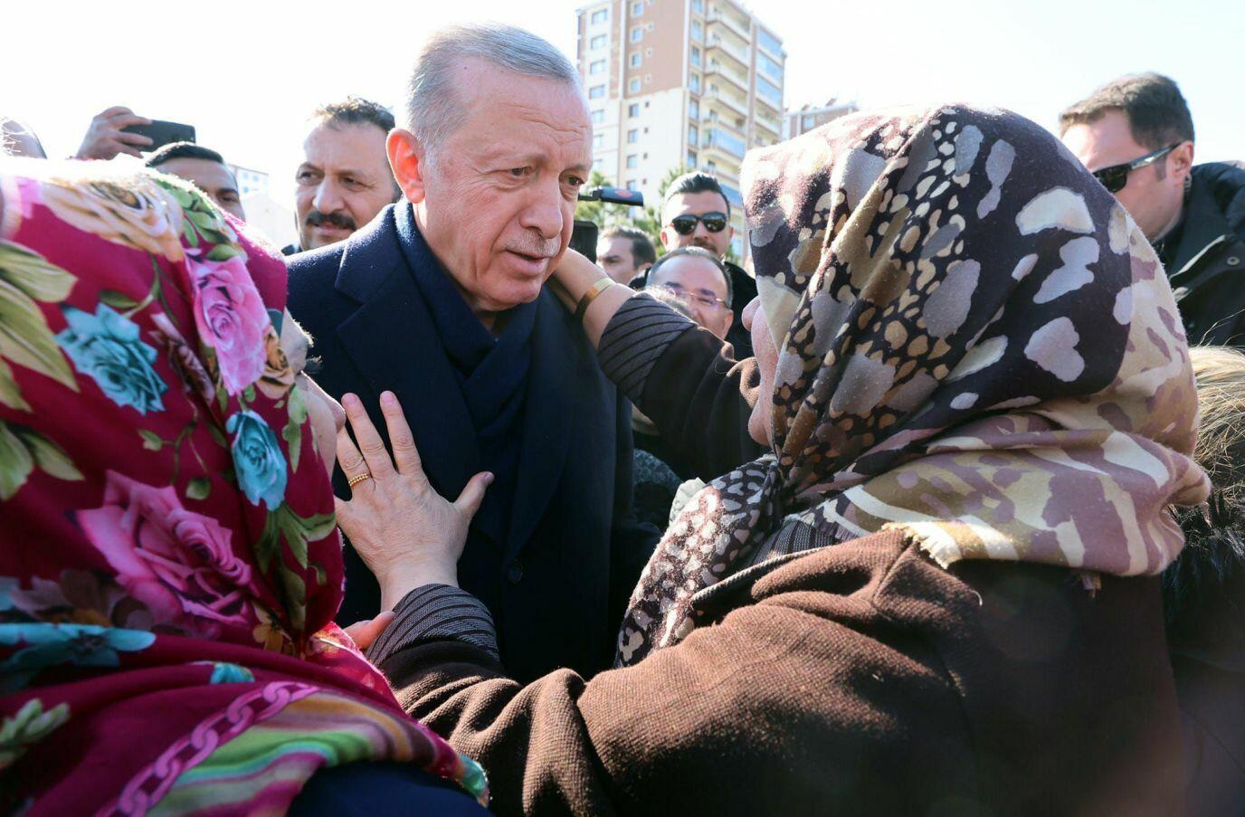 Song song với quá trình cứu hộ, Tổng thống Thổ Nhĩ Kỳ Recep Tayyip Erdogan thăm người dân tại vùng động đất ở  thành phố Diyarbakir hôm 11/2. Ông Erdogan  tuyên bố sẽ xây lại nhà mới cho  tất cả những người sống sót trong một năm. Các tổ chức cứu trợ quốc tế cũng đang đẩy mạnh công tác hỗ trợ những người dân bị mất chỗ ở sau thảm họa động đất tại Thổ Nhĩ Kỳ, Syria trong bối cảnh nhiều người đang phải ở tạm trong các khu lều, trường học hay trong ô tô. Ảnh - Shutterstock