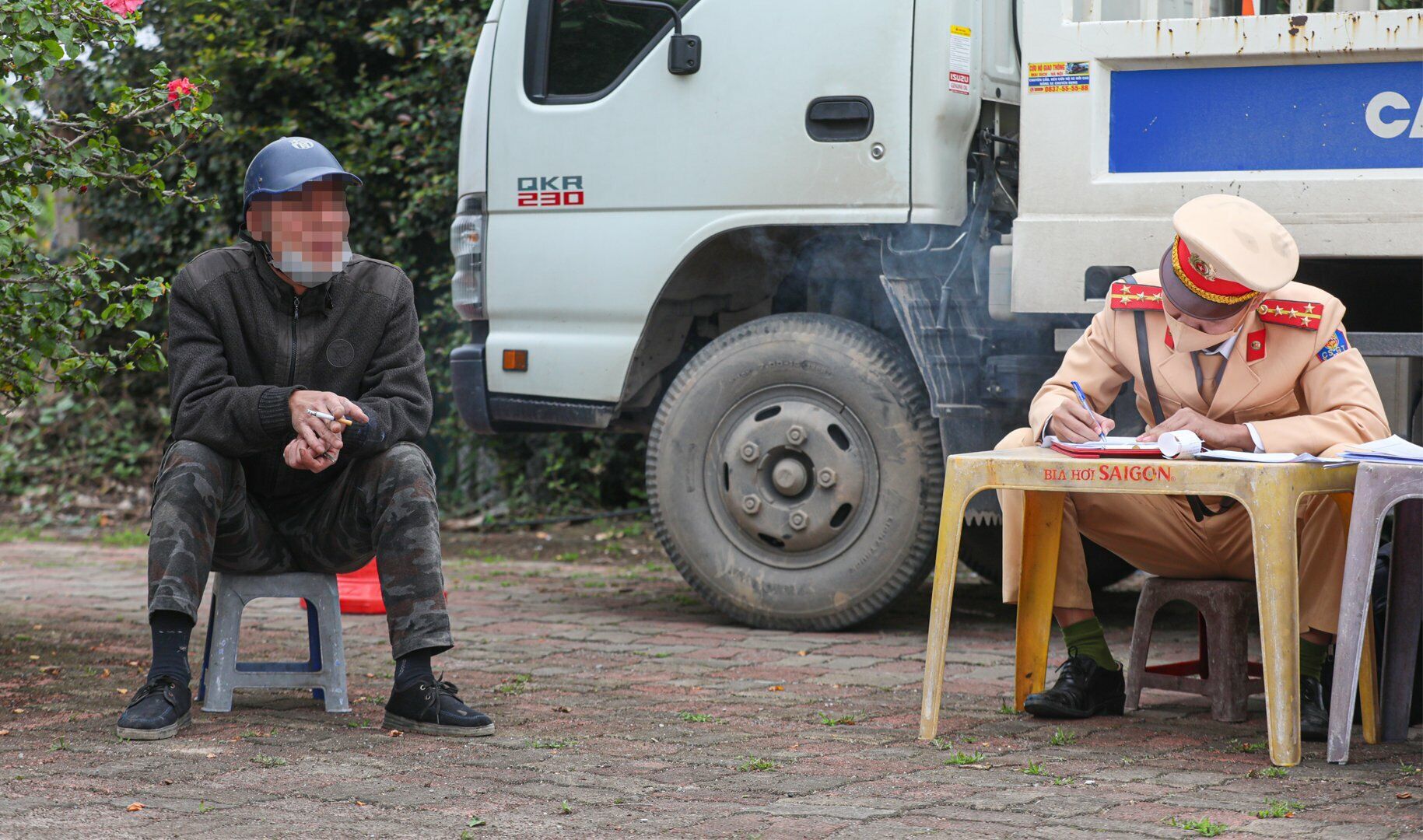 Tài xế này phân trần "mình đi làm về được chủ mời ăn cơm và chỉ uống một cốc bia".