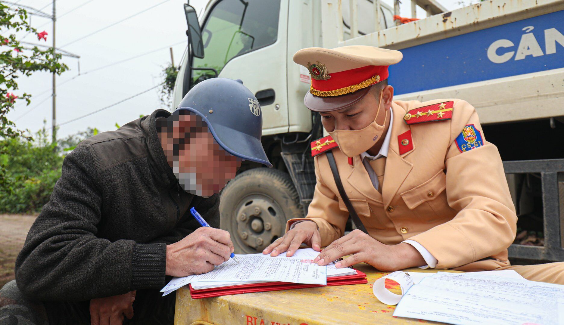 Tuy nhiên, khi đứng gần nam tài xế này thì ai cũng cảm nhận mùi bia rượu nồng nặc.